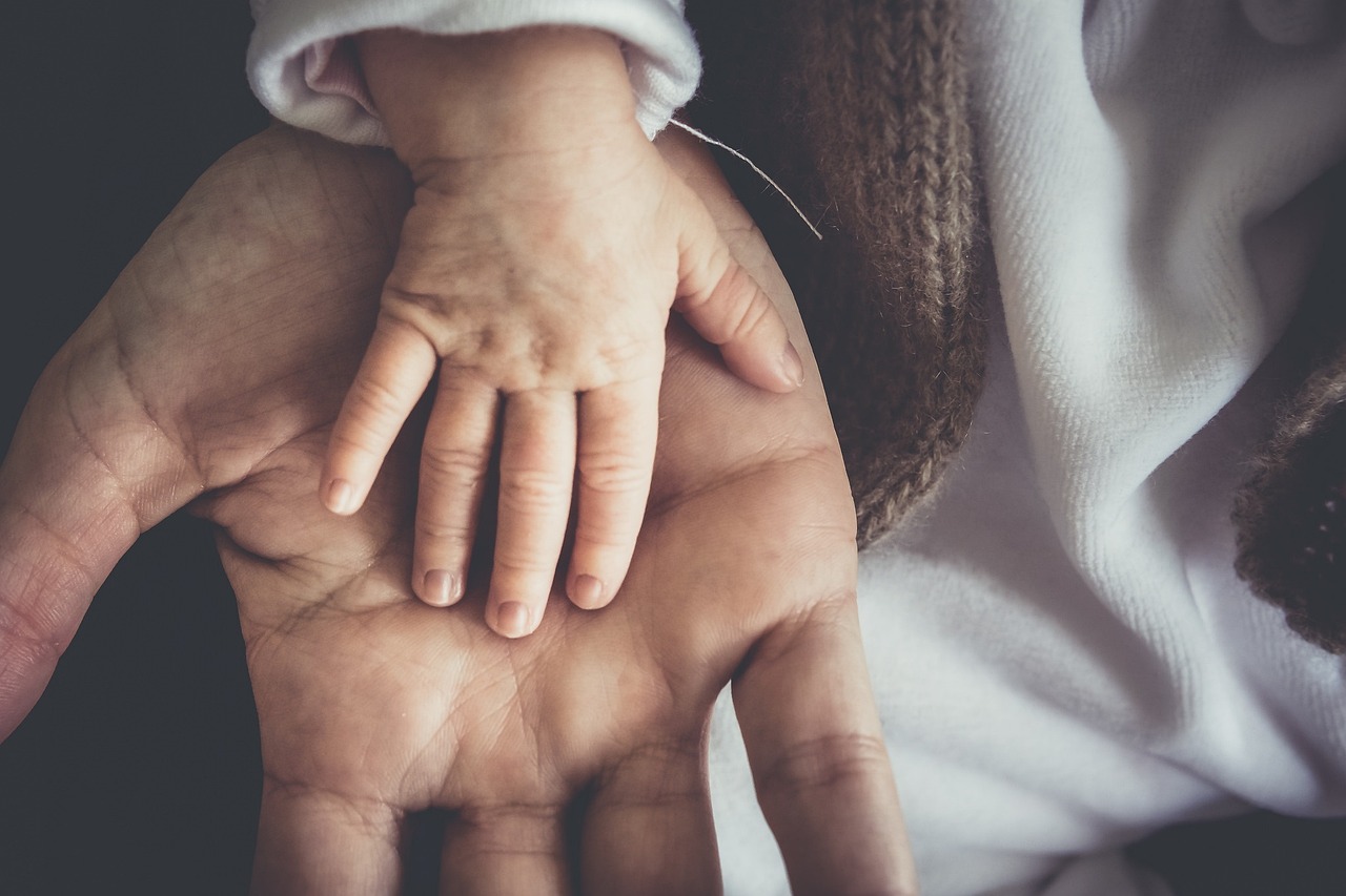 おねしょ卒業までの毎晩がラクになる！子どもが自分から敷きたがる「トミカおねしょシーツ」活用術